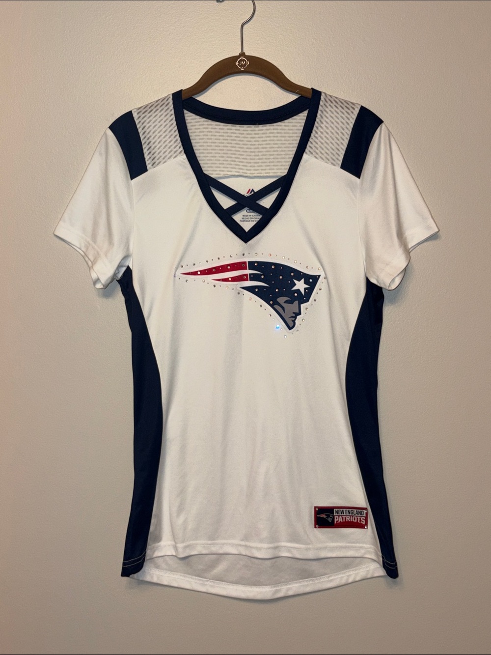 Women’s New England Patriots V-Neck Tee. Size Medium